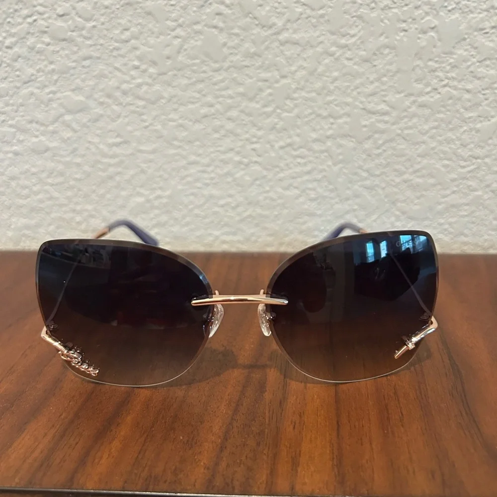 GUESS Red Sunglasses with Gradient Black Lenses and Gold Accents